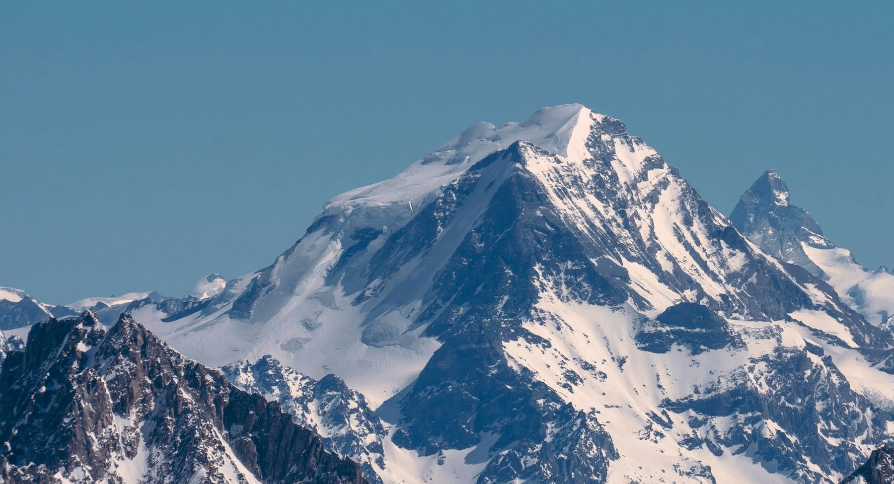 Le Grand Combin enneigé sous un ciel bleu, en Valais